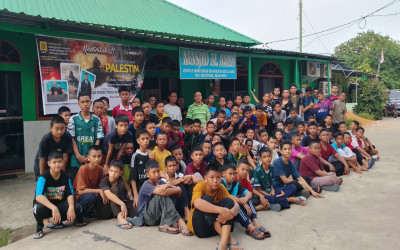 Siswa Pesantren PPTQA AT-TAUBAH Gelar Bakti Sosial